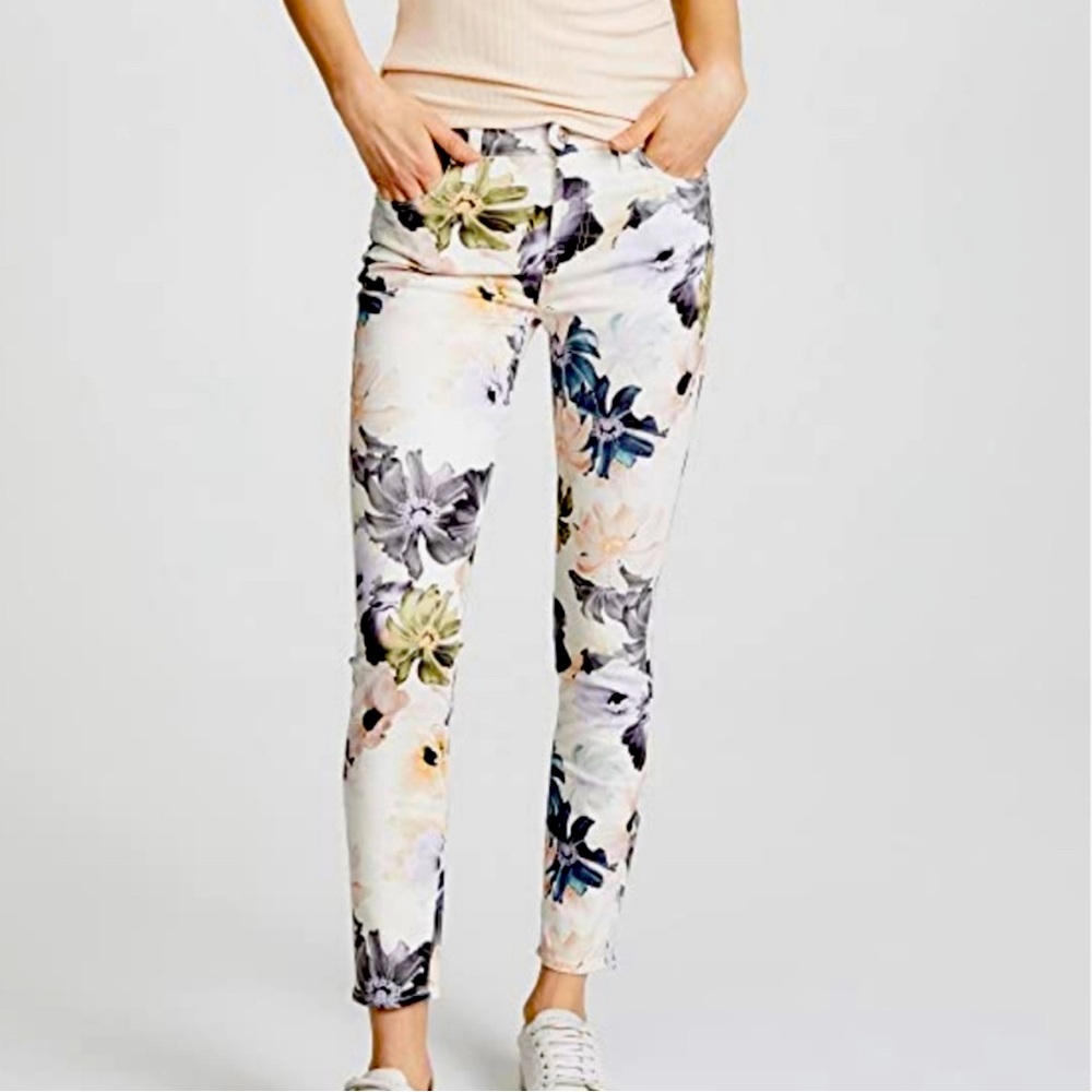 7 for all Mankind Gwenevere Skinny Jeans, Size 32. EUC, Smoke Free Home.